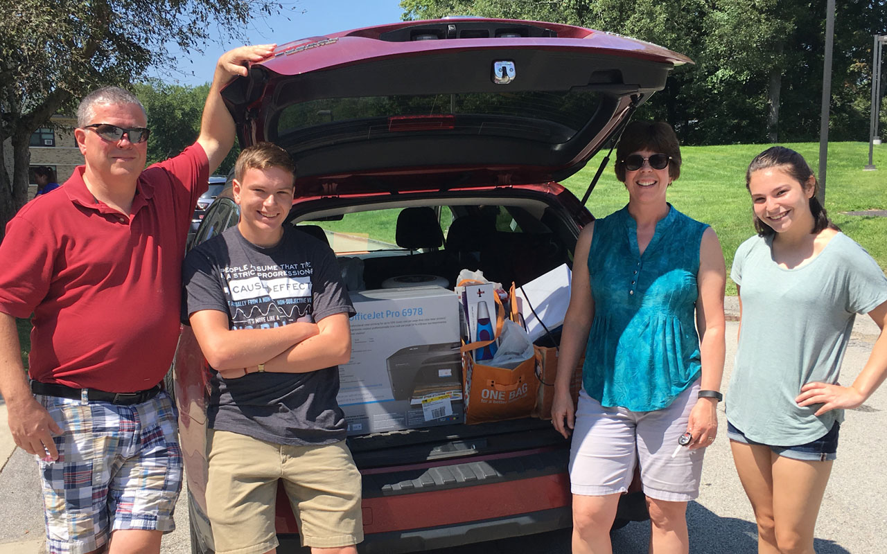 Family unpacking car
