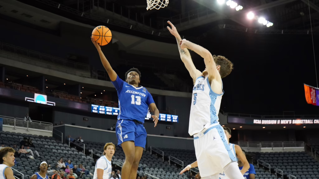 Zee McCown '28 playing in the mens basketball championship